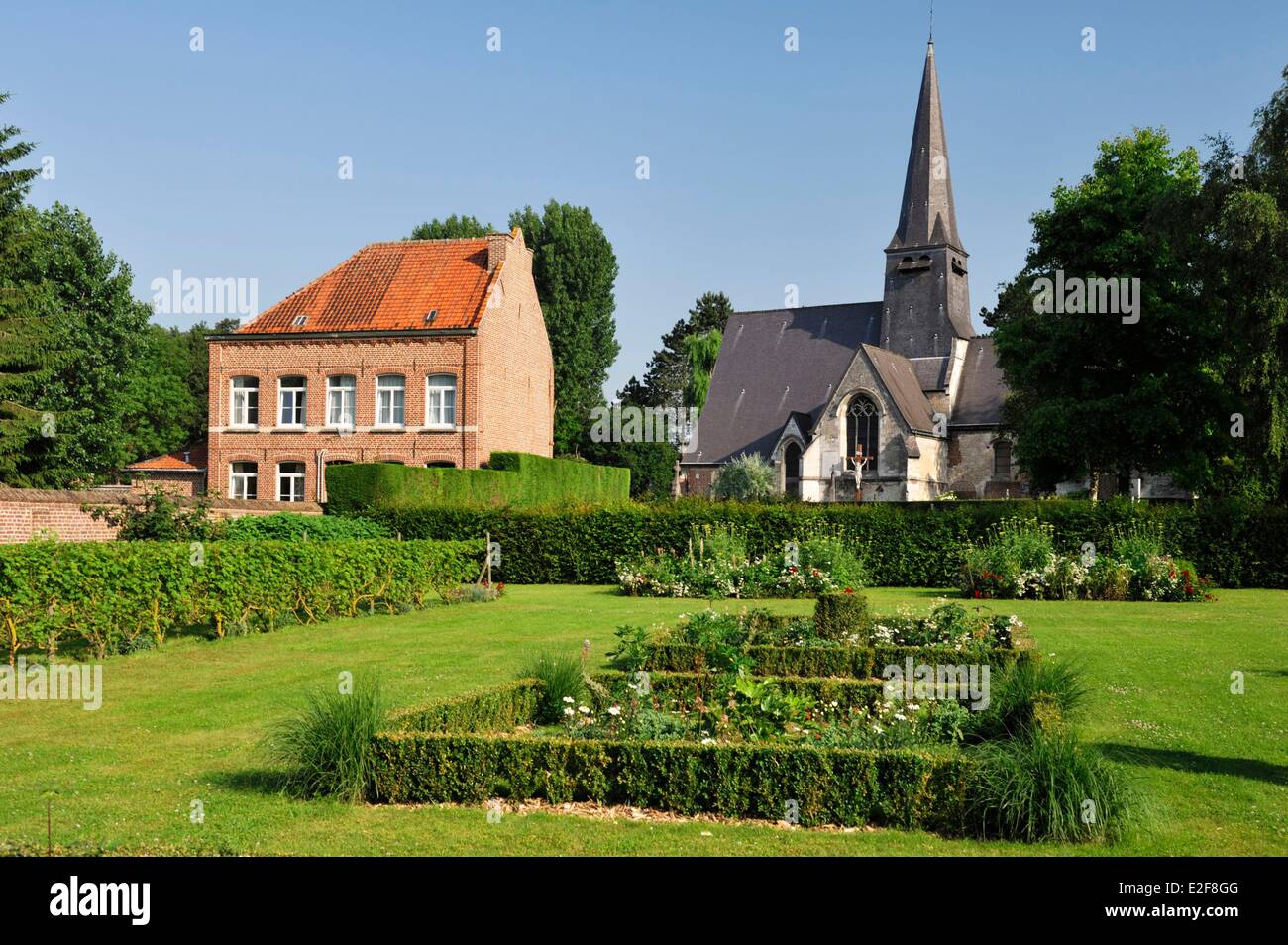 France, Nord, Lomme, église Sainte Marie-Madeleine et son parc Banque D'Images