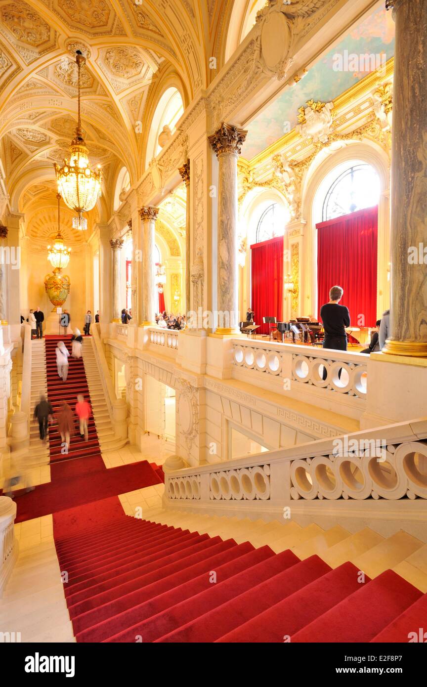 France, Nord, Lille, Lille, grand escalier avec les marches recouvertes de tapis rouge Banque D'Images