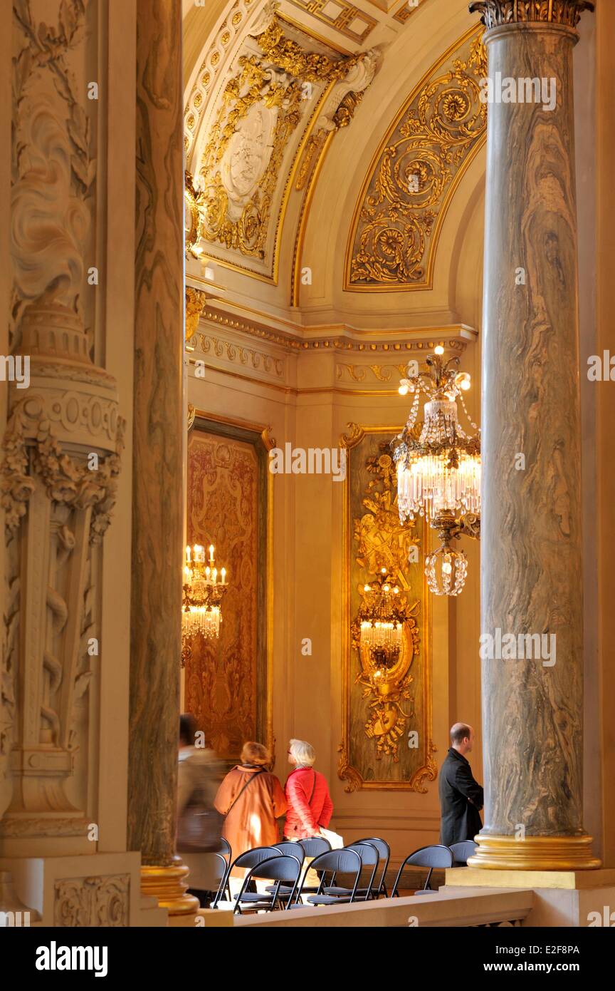 France, Nord, Lille, Opéra de Lille, l'accueil, les visiteurs regardant décoration murale Banque D'Images