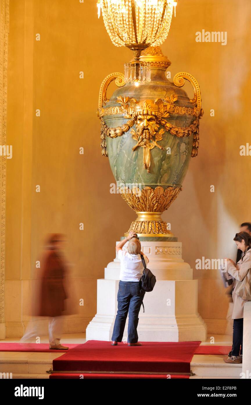 France, Nord, Lille, Lille, amphore géant photographié par une femme par derrière Banque D'Images