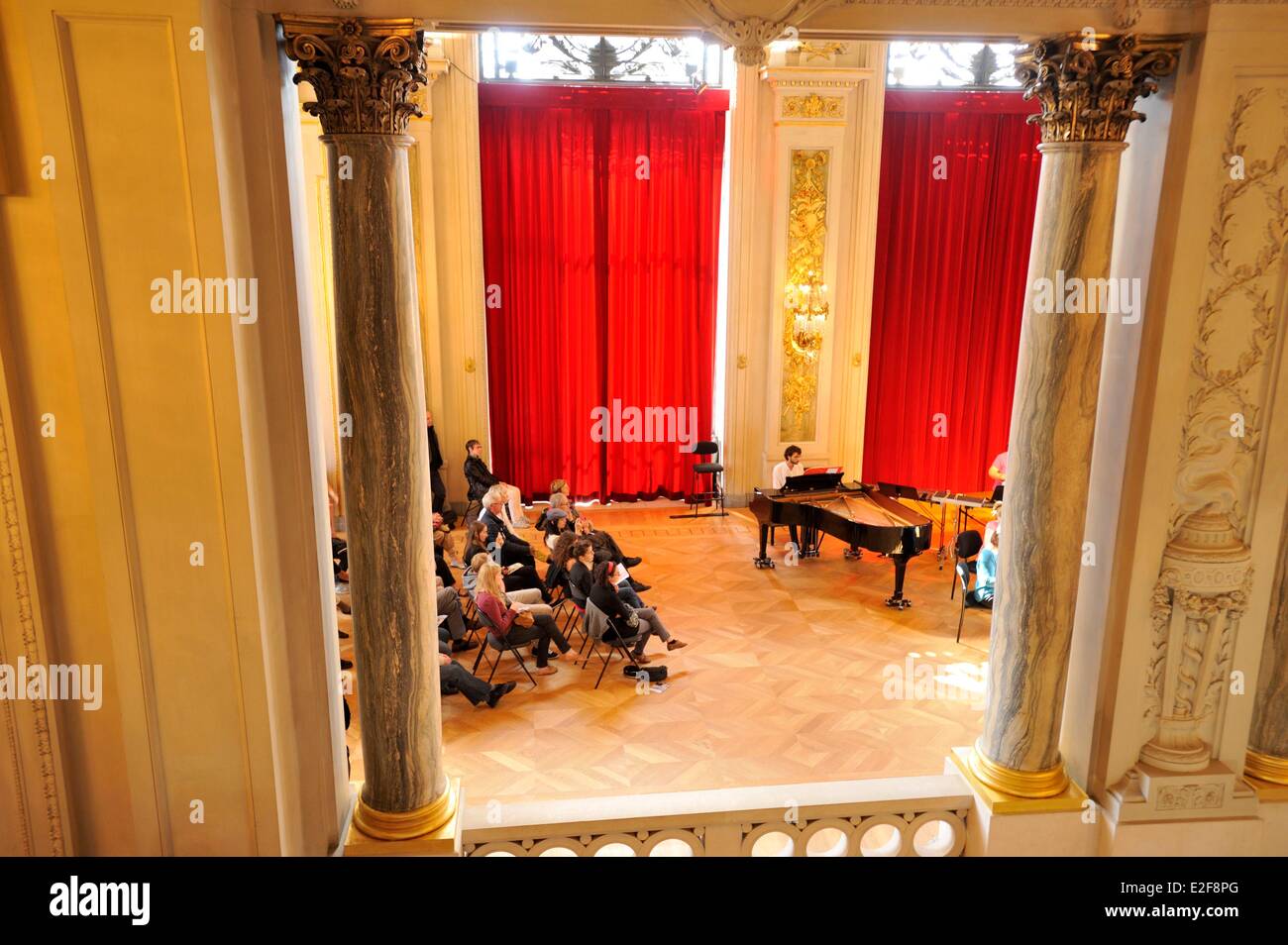 France, Nord, Lille, Opéra de Lille, l'accueil, les spectateurs assis à écouter le pianiste Banque D'Images