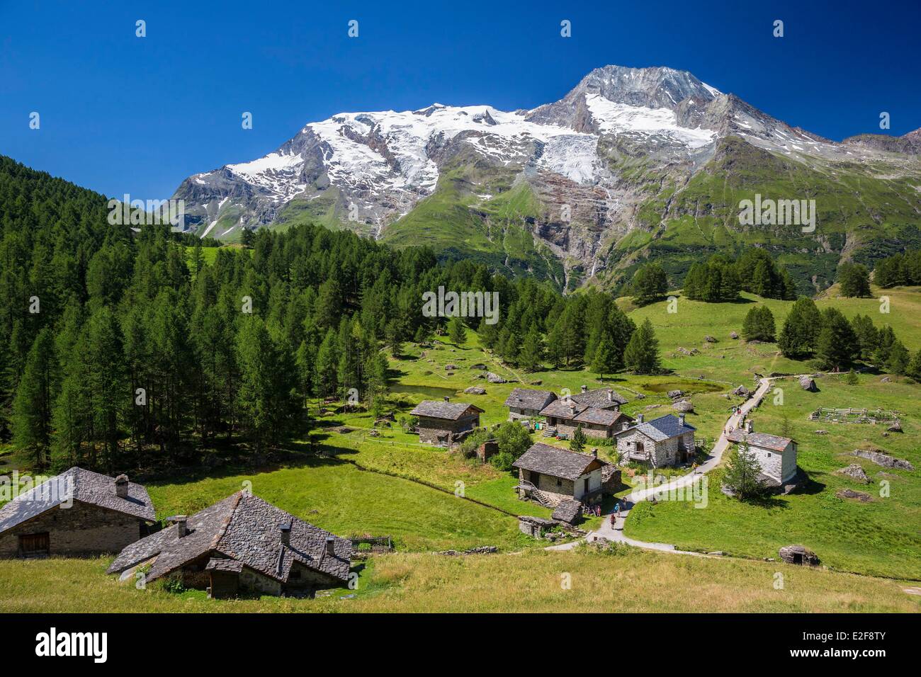 France Savoie Haute Tarentaise Le Monal hamlet (1874m) dominée par le Mont Pourri (3779m) et côté nord et sud de Gurraz Banque D'Images