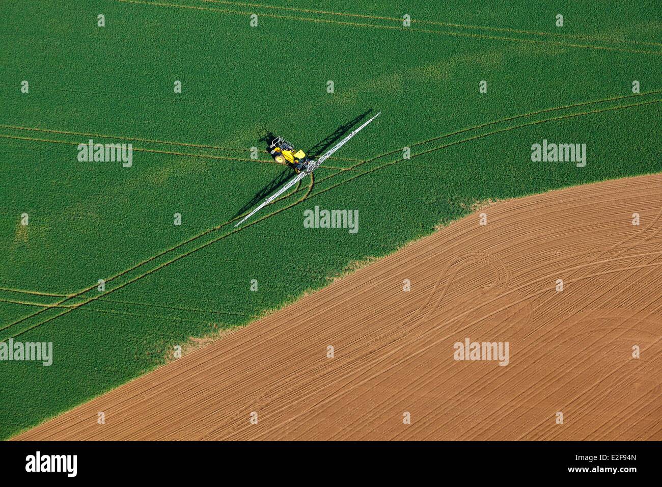 France, Vendée, Lucon, moteur de traitement agricole en exploitation (vue aérienne) Banque D'Images