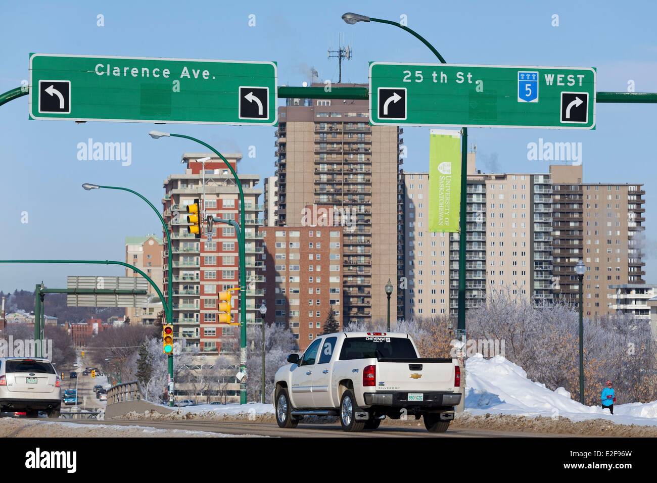 Canada, Saskatchewan, Saskatoon, le trafic sur le pont de l'université et downtown apartments Banque D'Images
