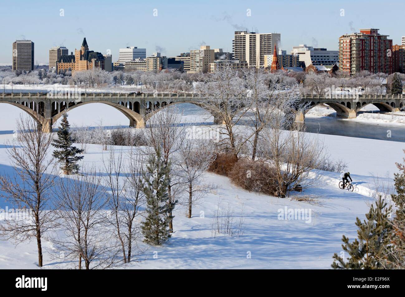 Canada Saskatchewan Saskatoon le centre-ville et les rives de la rivière Saskatchewan Sud, en hiver, le pont de l'université Banque D'Images