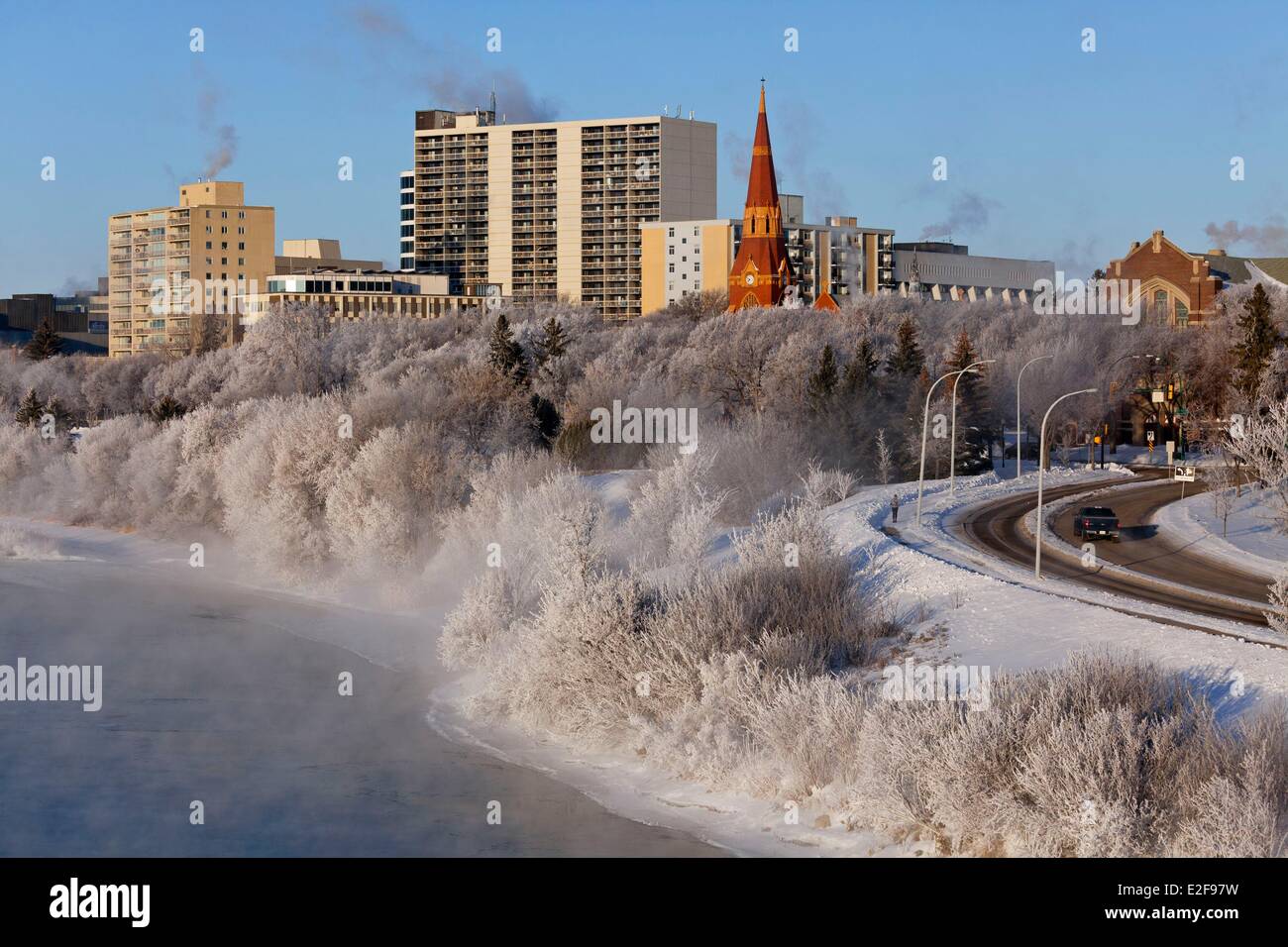 Canada Saskatchewan Saskatoon Centre ville Kiwanis Memorial Park le long de la rivière Saskatchewan Sud St John's Anglican Banque D'Images