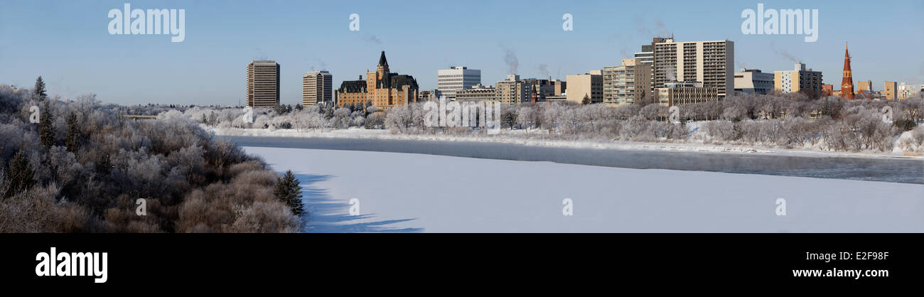 Canada, Saskatchewan, Saskatoon, vue panoramique du centre-ville à partir de la rivière Saskatchewan Sud banques Banque D'Images