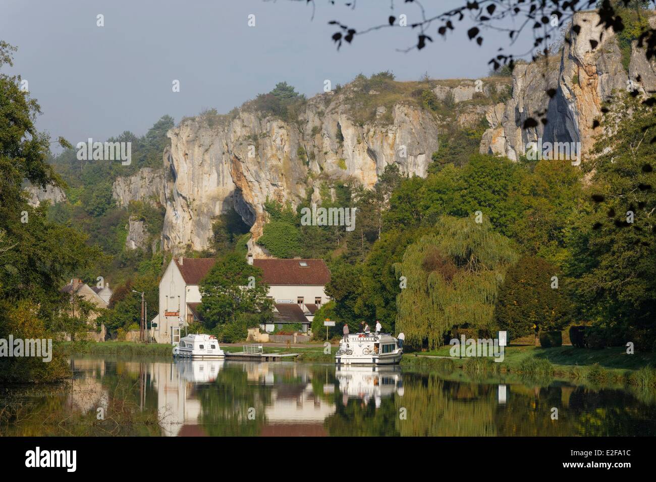 France Yonne chanel Nivernais Saussois péniche entre Chatel Censoir et Mailly le Chateau Saint Merry sur Yonne canal du Banque D'Images