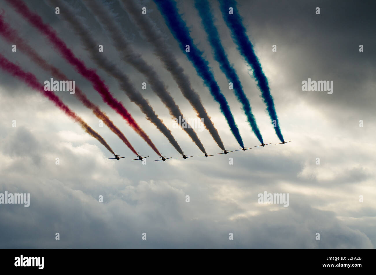 L'équipe de la RAF afficher les flèches rouges en grande formation neuf tête vers un ciel menaçant Banque D'Images