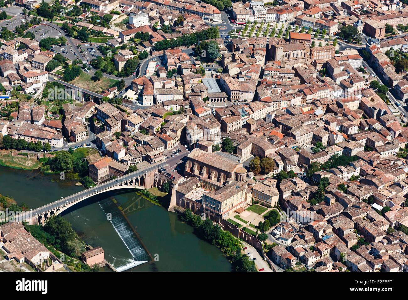 La France, Tarn, Gaillac, la ville sur la rivière Tarn (vue aérienne) Banque D'Images