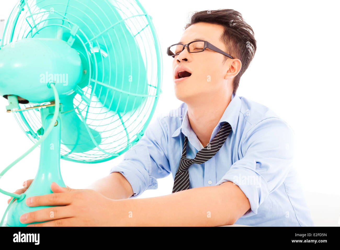 Les hommes qui souffrent d'une chaleur de l'été chaud avec des ventilateurs Banque D'Images