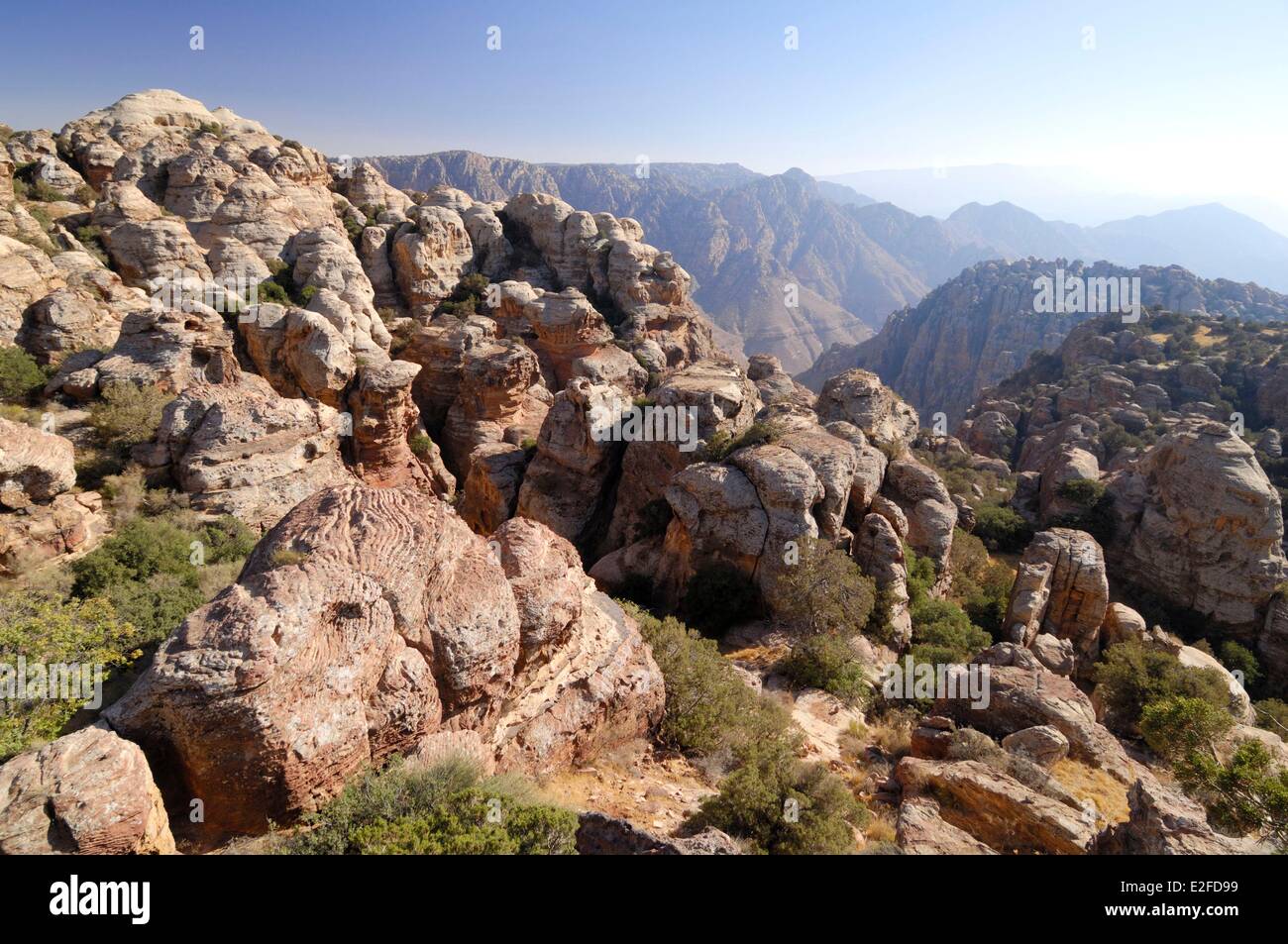 La Jordanie, le Gouvernorat de Tafilah, Dana, la plus grande réserve naturelle de Dana de la biosphère, rochers arrondis Banque D'Images