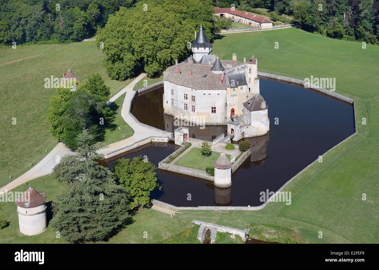 France, Gironde, Le Château de La Brède où vécut le philosophe Montesquieu (vue aérienne) Banque D'Images