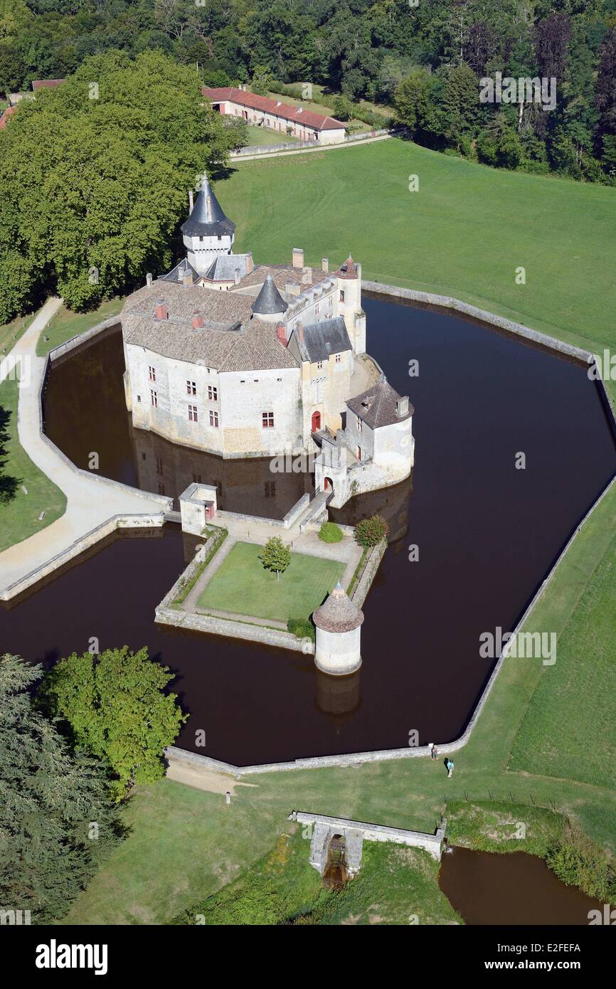 France, Gironde, Le Château de La Brède où vécut le philosophe Montesquieu (vue aérienne) Banque D'Images
