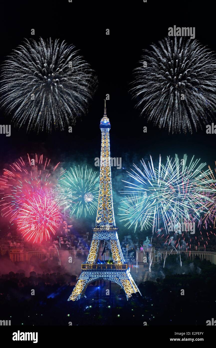 France, Paris, la Tour Eiffel (⌐ illuminations Pierre Bideau) et l'artifice de la fête nationale (14 juillet) Banque D'Images