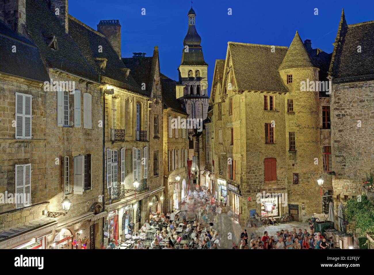 France Dordogne Perigord Noir Sarlat la Caneda place de la Liberté (place de la Liberté) et la tour de la cathédrale Saint Sacerdos Banque D'Images