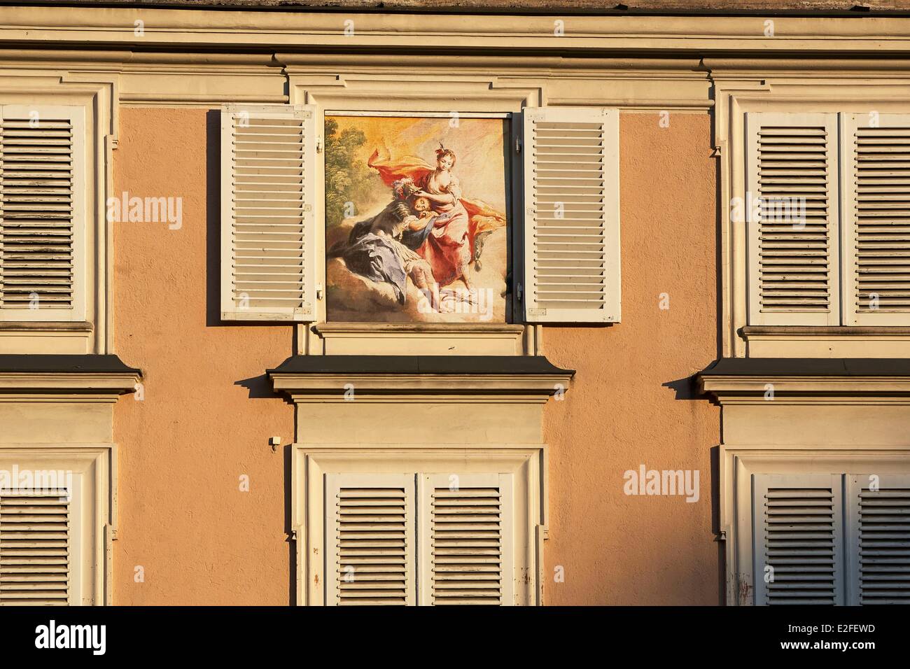 Autriche, Salzbourg, le centre historique classé au Patrimoine Mondial par l'UNESCO, la peinture murale derrière volets Banque D'Images