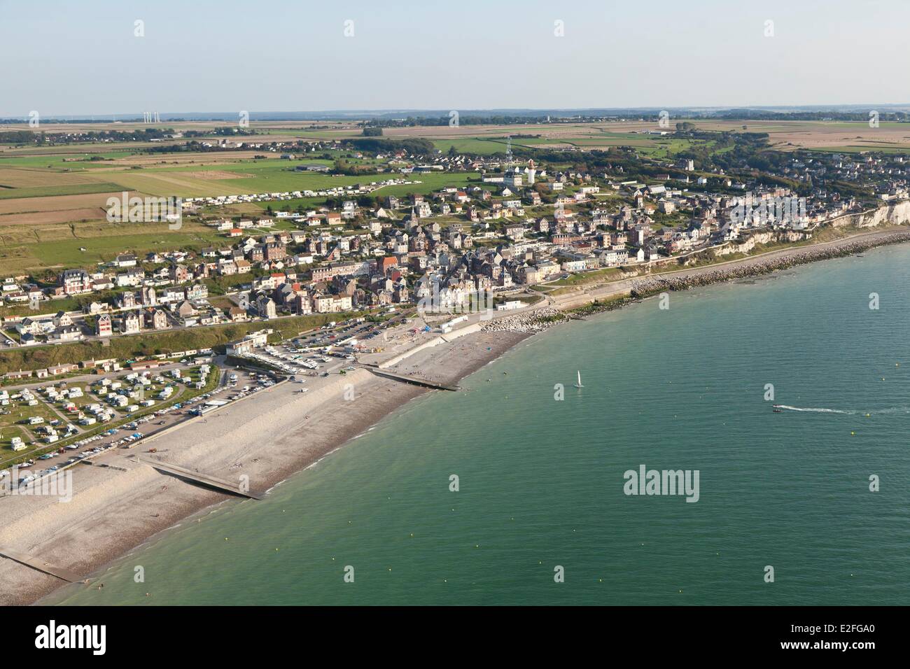 France, Somme, Ault, le village et sa plage de galets (vue aérienne) Banque D'Images