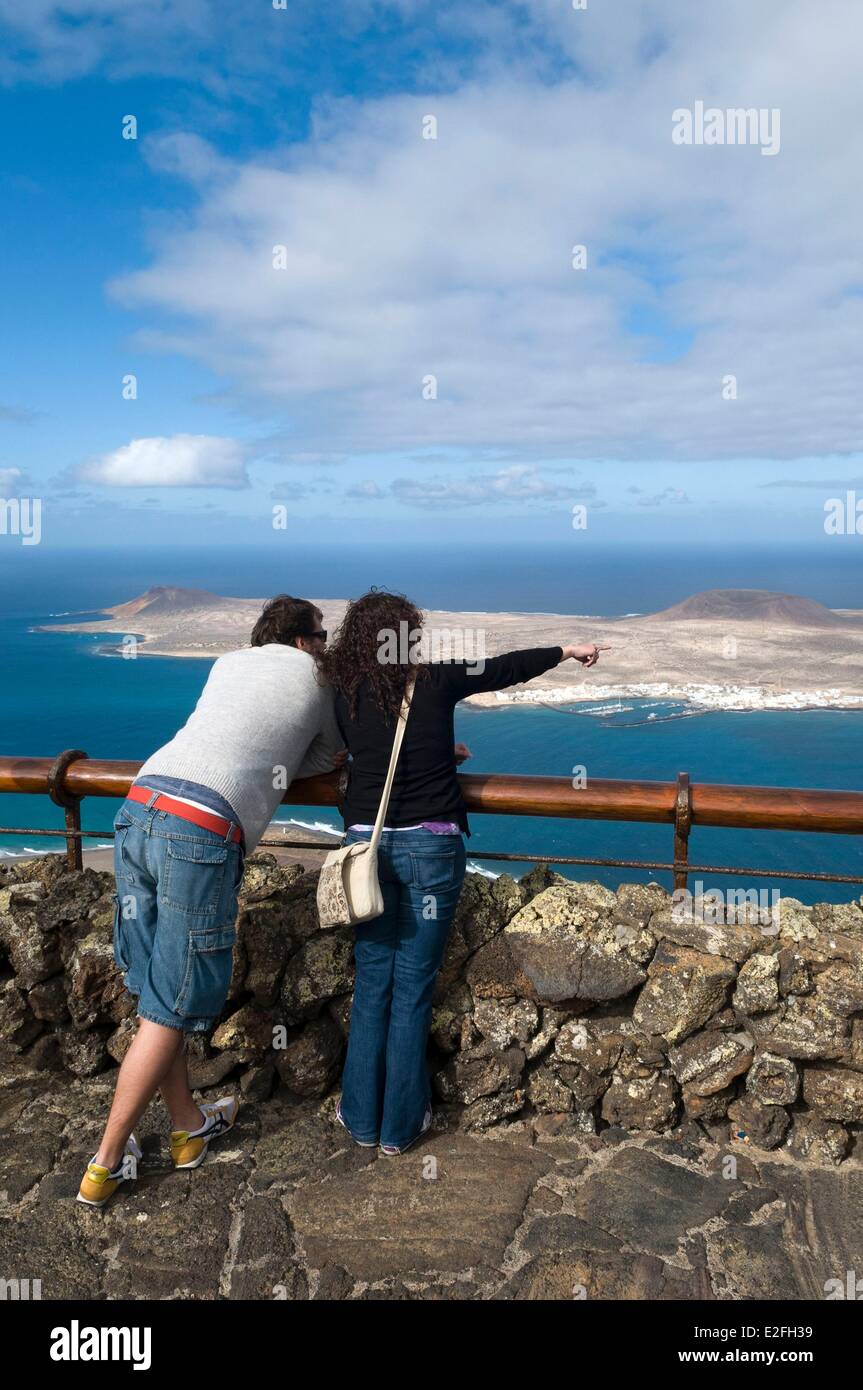 Espagne, Canaries, l'île de Lanzarote, jeune couple à l'affût Mirador del Rio en profitant de la vue et de l'île de Graciosa Banque D'Images