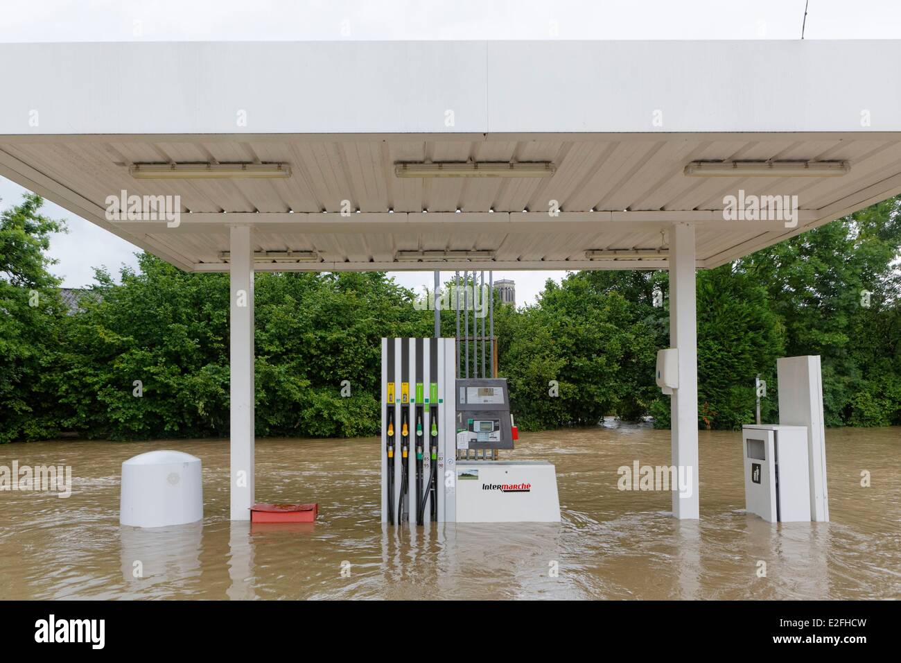 France, Puy de Dome, pompe à essence, une inondation à Billom Banque D'Images