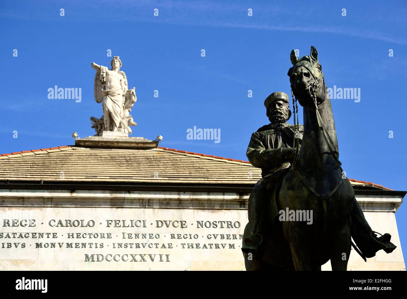 L'Italie, Ligurie, Gênes, Piazza de Ferrrari, statue de Garibaldi à l'avant du Musée des Beaux Arts Banque D'Images