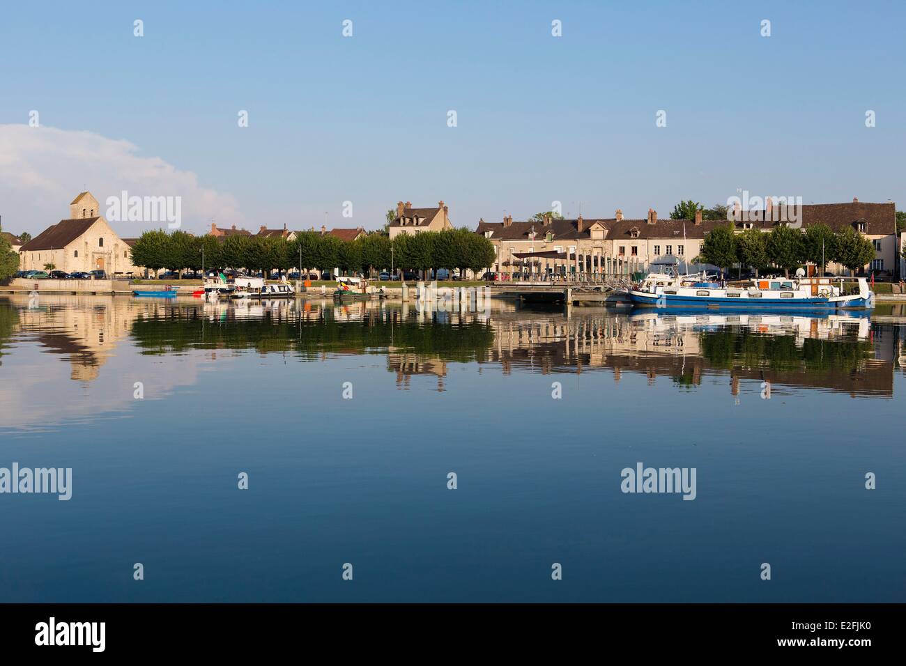 France, Seine et Marne, Saint Mammes, la Seine et le pont télévision bateau amarré au quai Banque D'Images