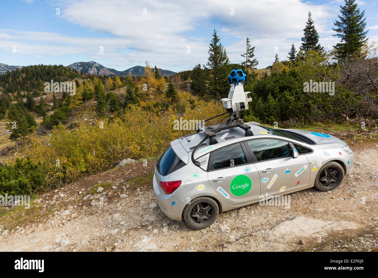 Au-dessus de la Slovénie KAMNIK Velika Planina la vallée avec plateau berger traditionnelle maison en bois une voiture de google Banque D'Images