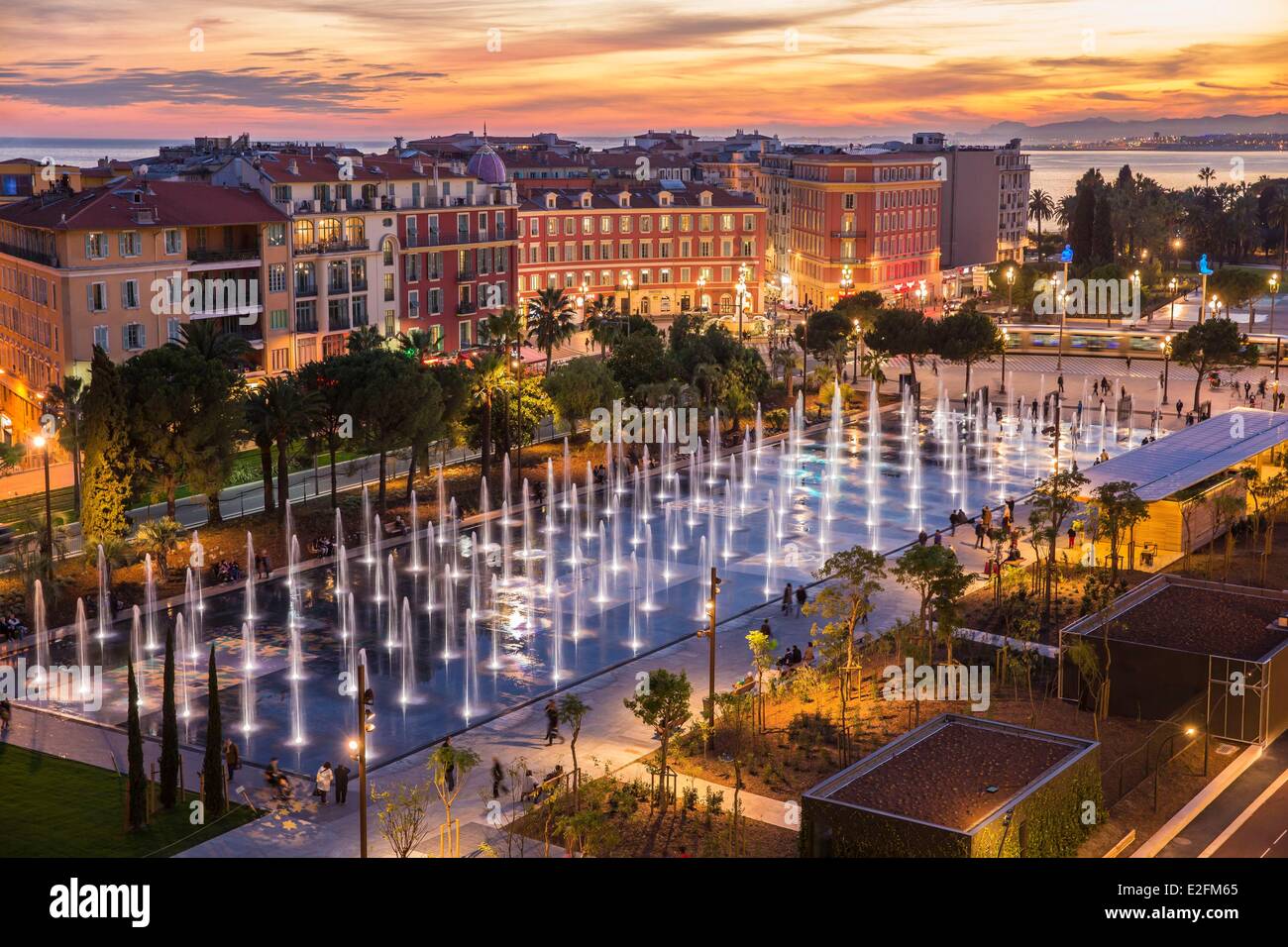 France Alpes Maritimes Nice, Promenade du Paillon le bassin d'agrément de 3000 m2 et les jets d'eau de la place Masséna Banque D'Images