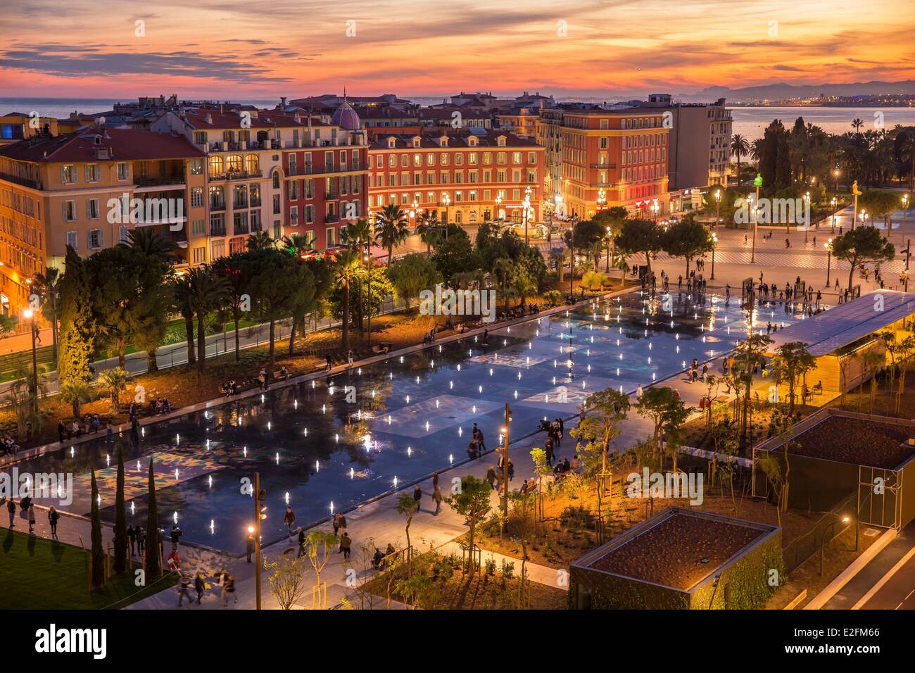 France Alpes Maritimes Nice, Promenade du Paillon le bassin d'agrément de 3000 m2 et les jets d'eau de la place Masséna Banque D'Images