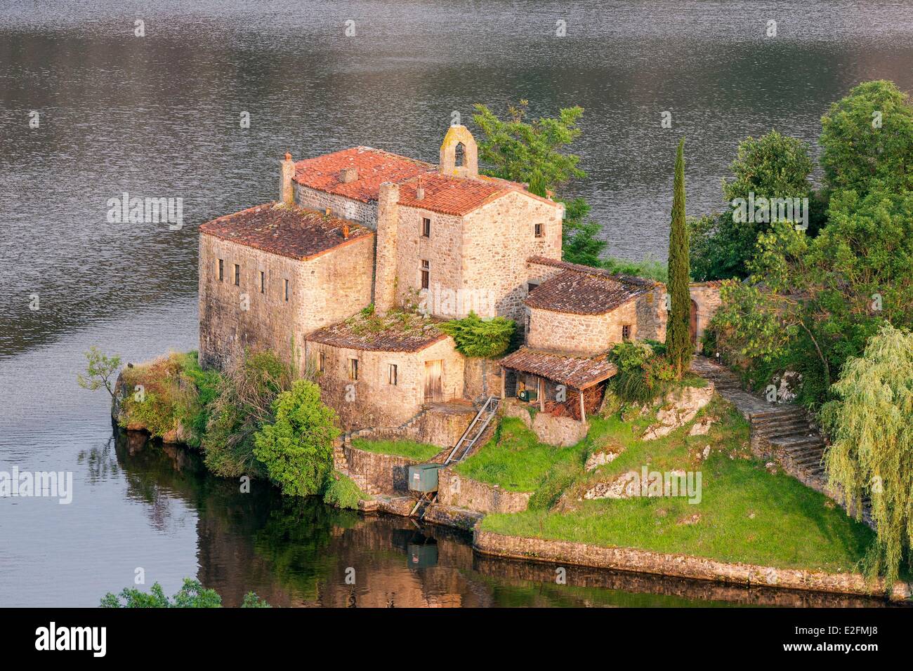France Loire gorges de Loire Château de Grangent château du 12ème siècle reste isolée sur Grangent lac barrier Banque D'Images