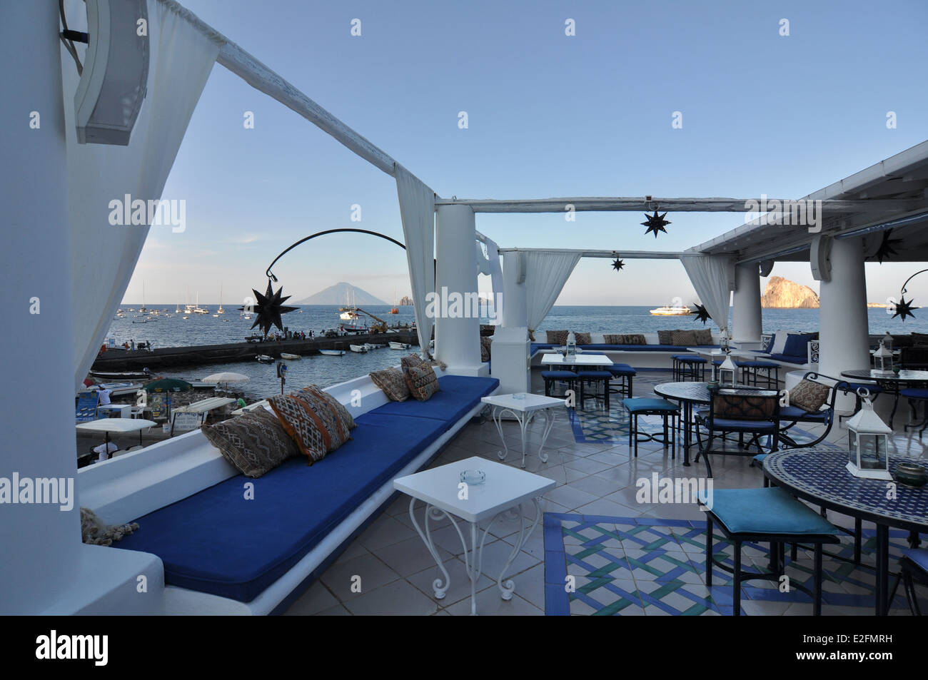 Îles Éoliennes, Panarea, Lisca Bianca Lounge bar, Stromboli dans l'arrière-plan Banque D'Images