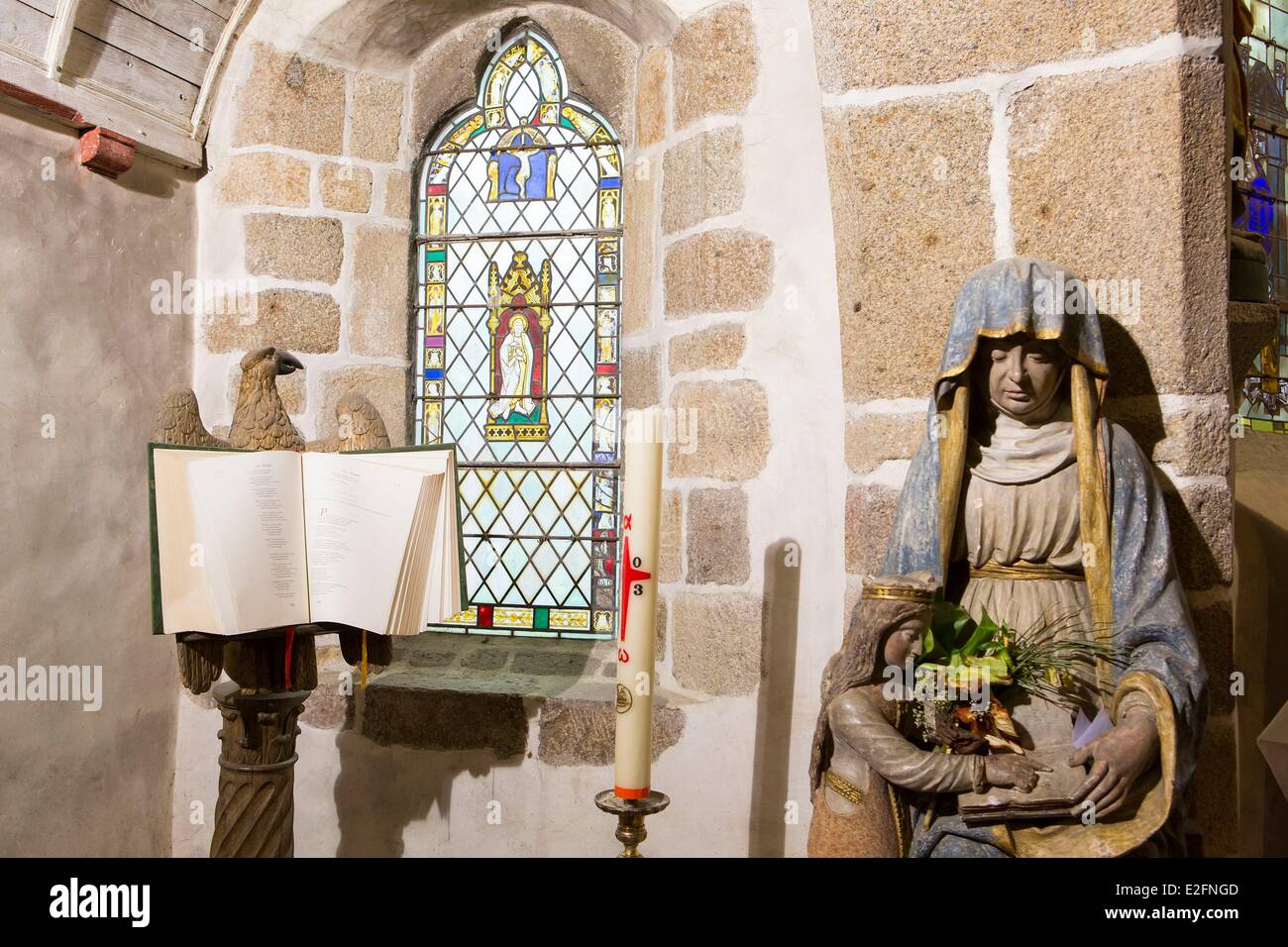 France Manche Mont Saint Michel classé au Patrimoine Mondial par l'UNESCO la sainte bible dans l'église St Pierre Banque D'Images