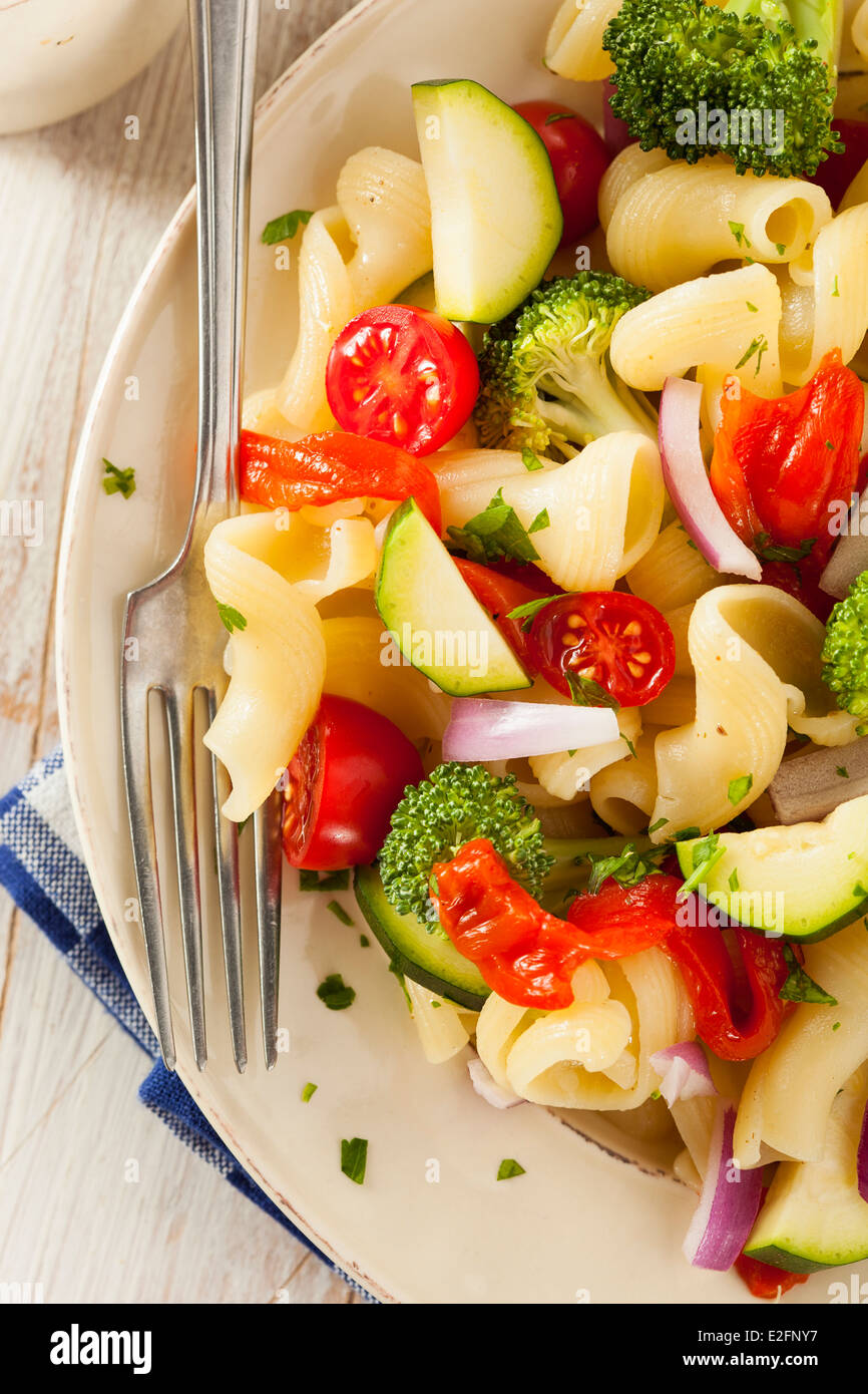 Maison saine de la salade de pâtes avec des tomates oignons et brocolis Banque D'Images