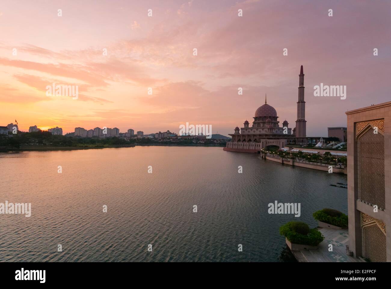 La Malaisie Putrajaya Putrajaya Lake Mosquée Putra ou Masjid Putra Banque D'Images