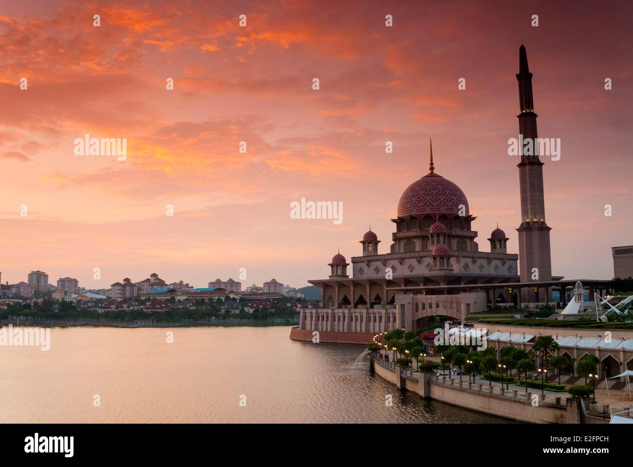 La Malaisie Putrajaya Putrajaya Lake Mosquée Putra ou Masjid Putra Banque D'Images