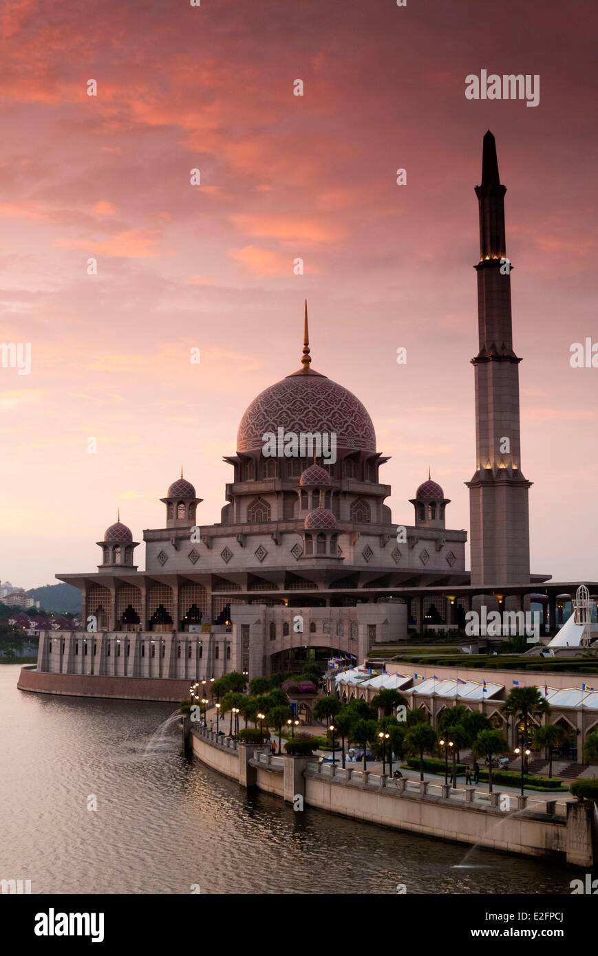 La Malaisie Putrajaya Putrajaya Lake Mosquée Putra ou Masjid Putra Banque D'Images
