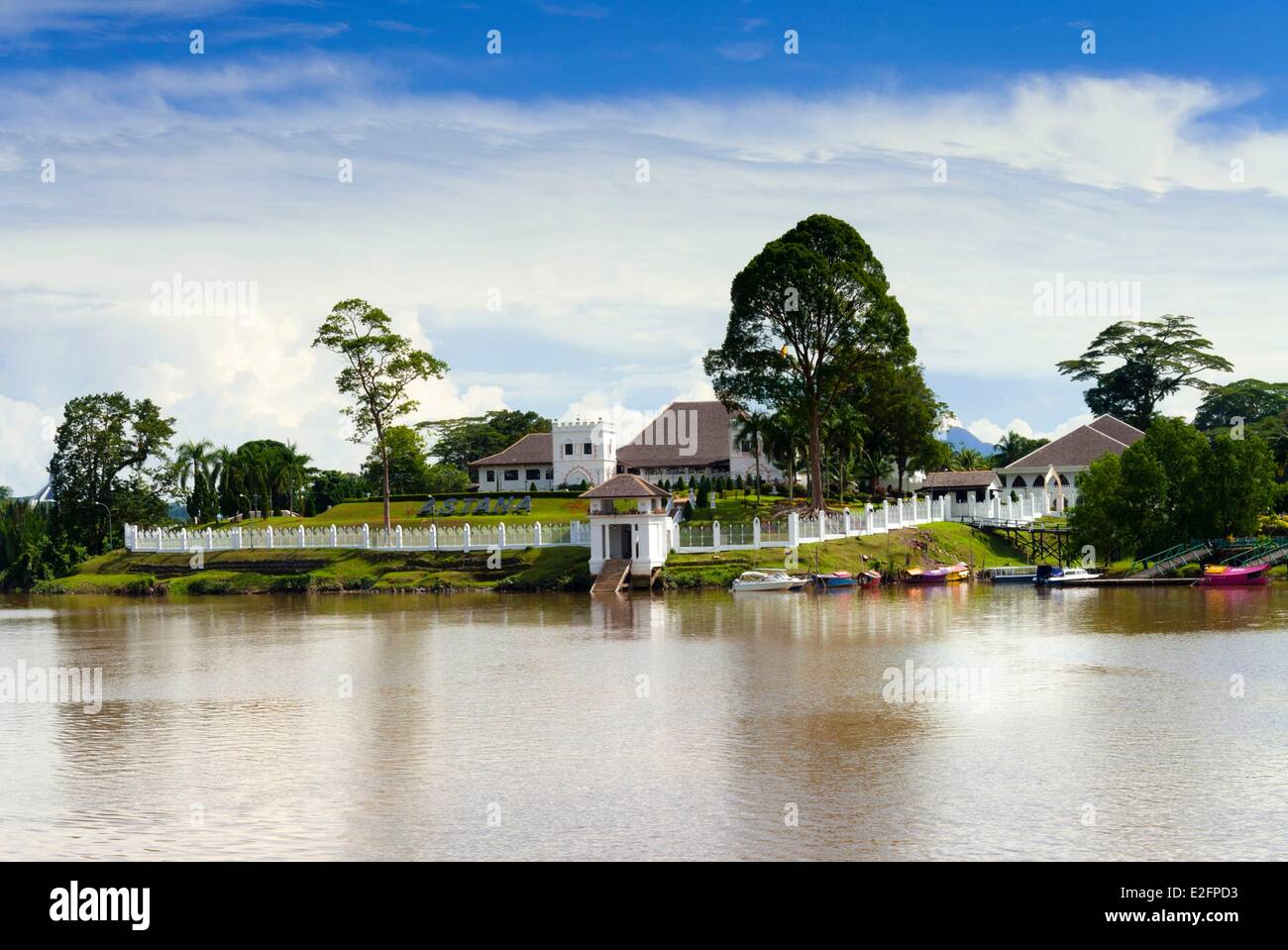 Malaisie Bornéo Malaisien Sarawak Kuching Astana (Palais de l'État Charles Brooke Mansion - 1870) de la rivière Sarawak (Sungai Sarawak) Banque D'Images