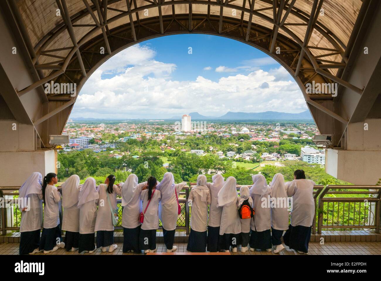 Malaisie Bornéo Malaisien Sarawak Kuching État vue de la ville Groupe d'étudiants musulmans Banque D'Images