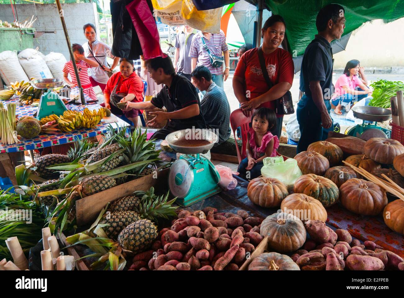 Malaisie Bornéo Malaisien Sarawak Kuching État marché alimentaire vendeur de fruits et légumes Banque D'Images