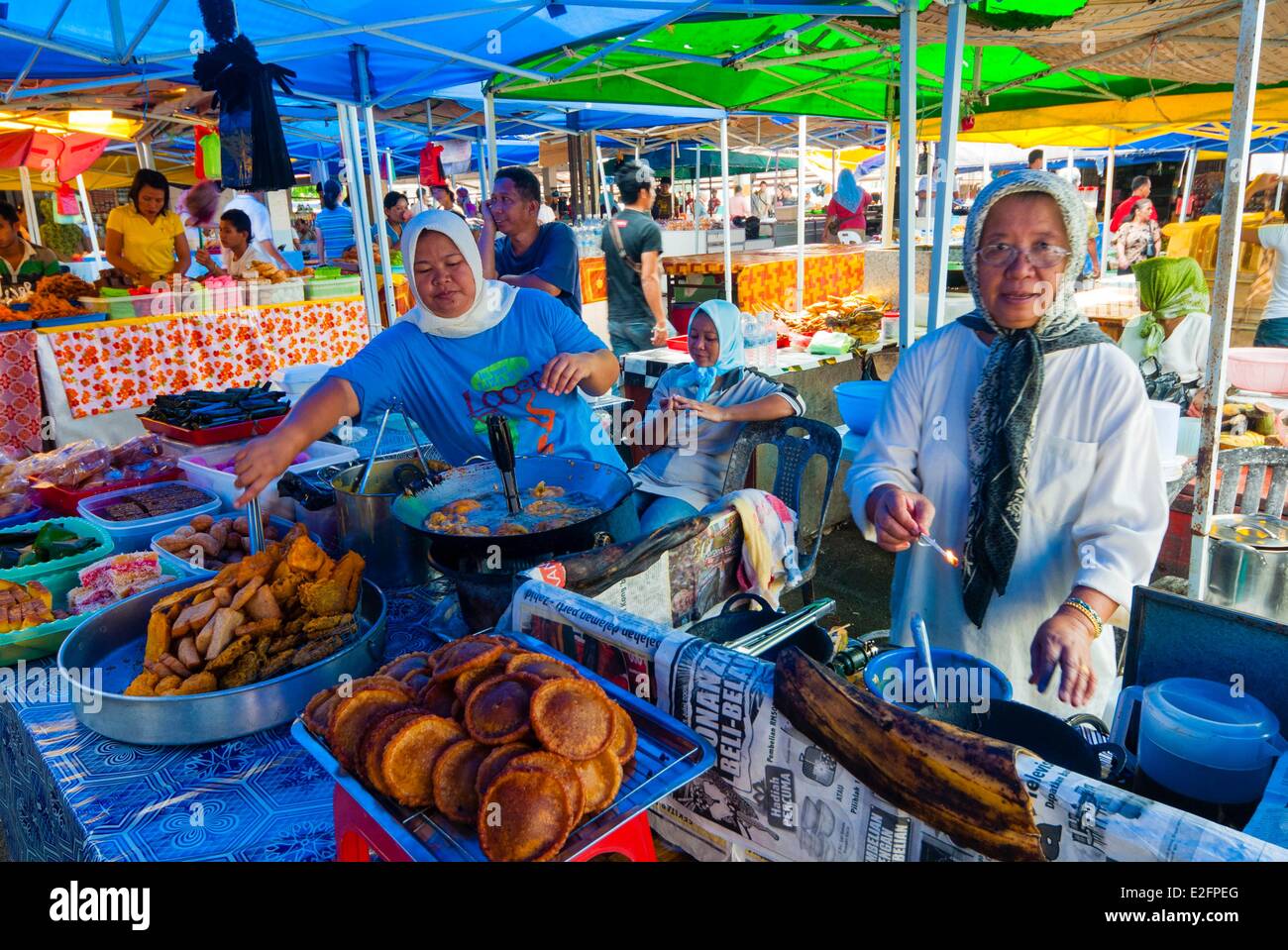 Malaisie Bornéo Malaisien Sarawak Kuching État marché alimentaire fruits frits ventes Banque D'Images