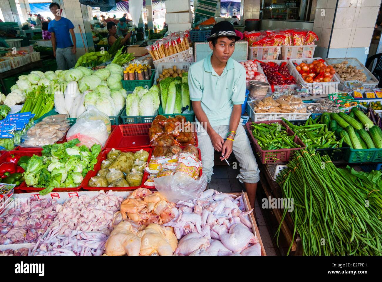 Malaisie Bornéo Malaisien Sarawak Kuching état du marché alimentaire de fruits et légumes et poulet vendeur Banque D'Images