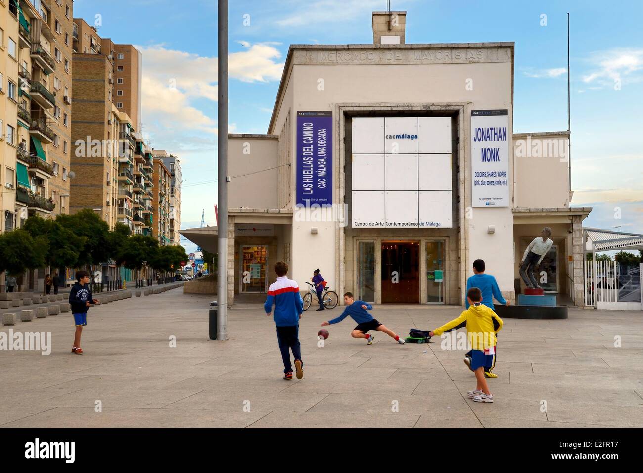 Espagne Andalousie Costa del Sol Malaga Soho Centre d'Art Contemporain (CAC Malaga) Enfants jouant au football Banque D'Images