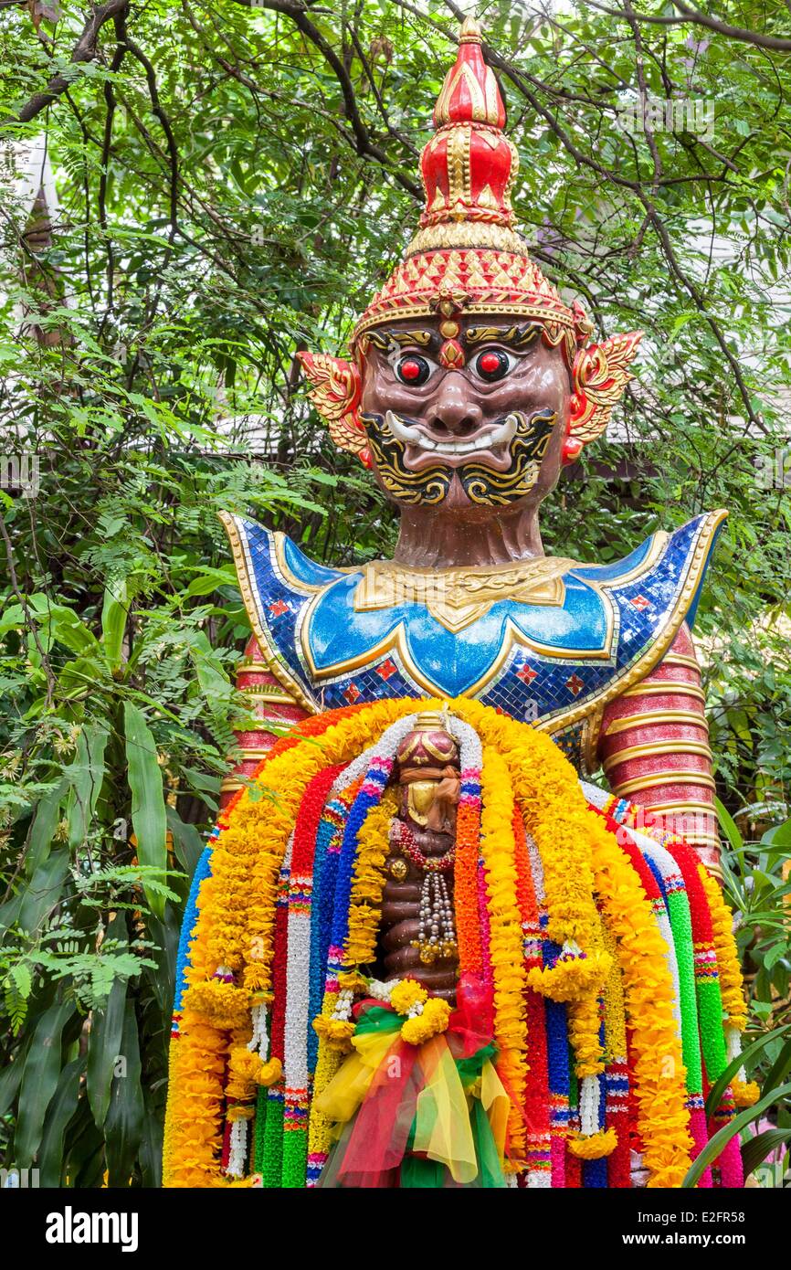 Thaïlande Bangkok Pathum Wan district temple royal Wat Pathum Wanaram fondée en 1857 par le roi Rama IV la divinité (dvarapala) Banque D'Images