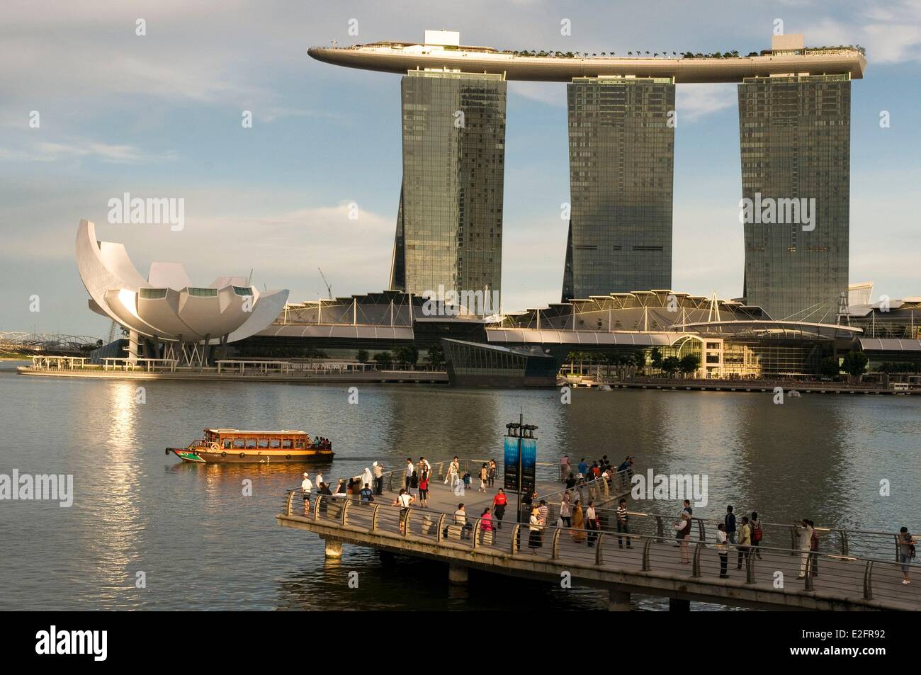 Marina Bay de Singapour Marina Bay Sands Hotel et Musée des Arts et des sciences en forme de fleur de lotus par l'architecte Moshe Banque D'Images