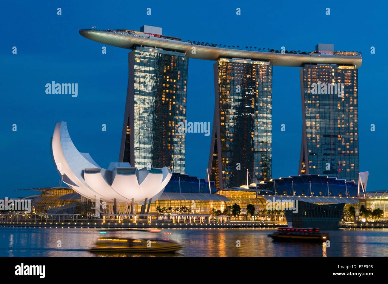 Marina Bay de Singapour Marina Bay Sands Hotel et Musée des Arts et des sciences en forme de fleur de lotus par l'architecte Moshe Banque D'Images