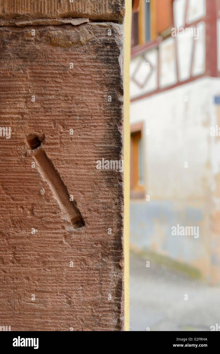 France Bas Rhin Westhoffen ancien quartier juif la trace d'une Mezouza sur le linteau d'une maison Banque D'Images France Bas Rhin Westhoffen ancien quartier juif la trace d'une Mezouza sur le linteau d'une maison Banque D'Images