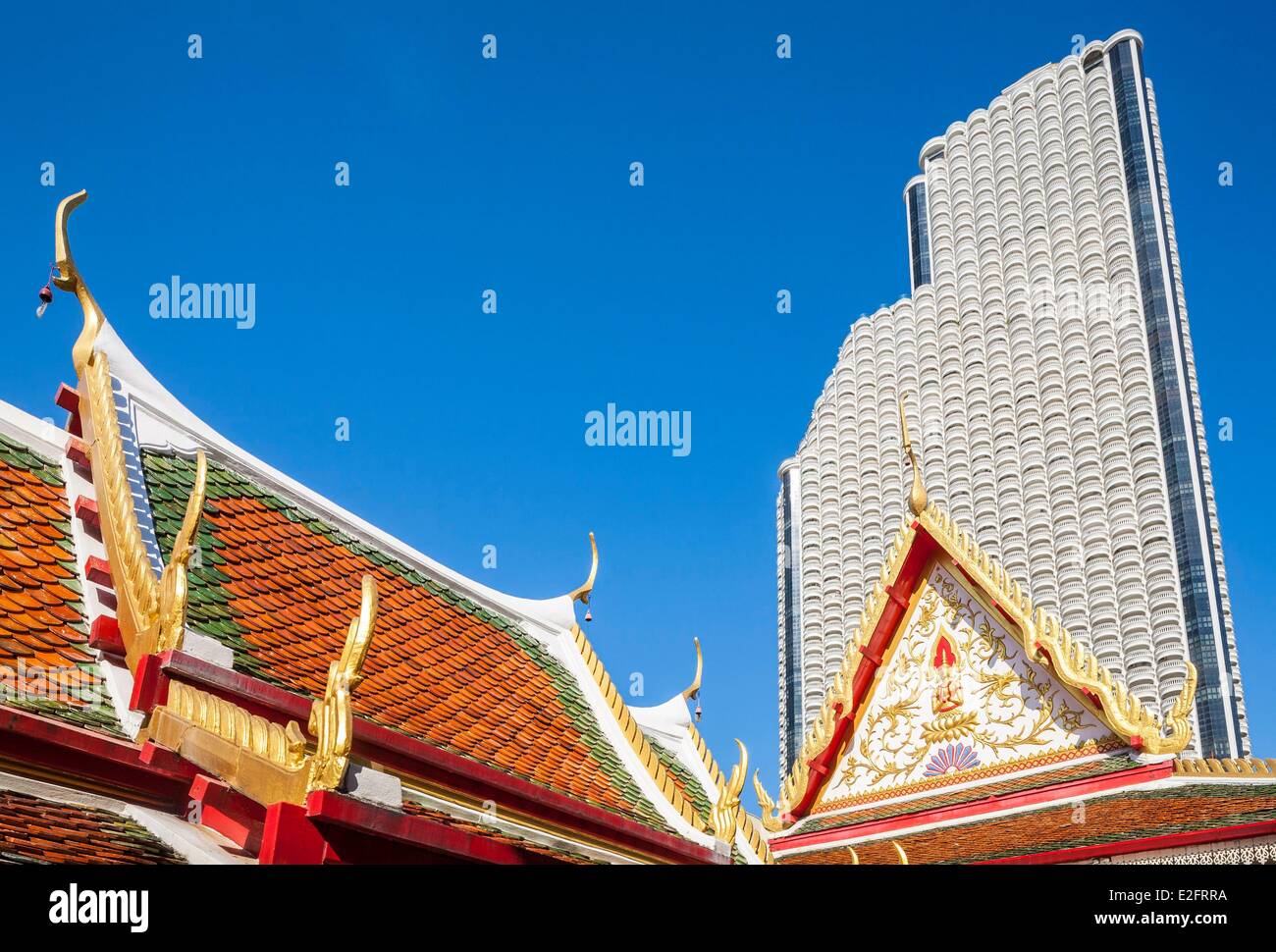 Thaïlande Bangkok Bang Rak temple bouddhiste district Wat Suan Plu avec la substance de l'Etat tour construite en 1981 et 247 Banque D'Images