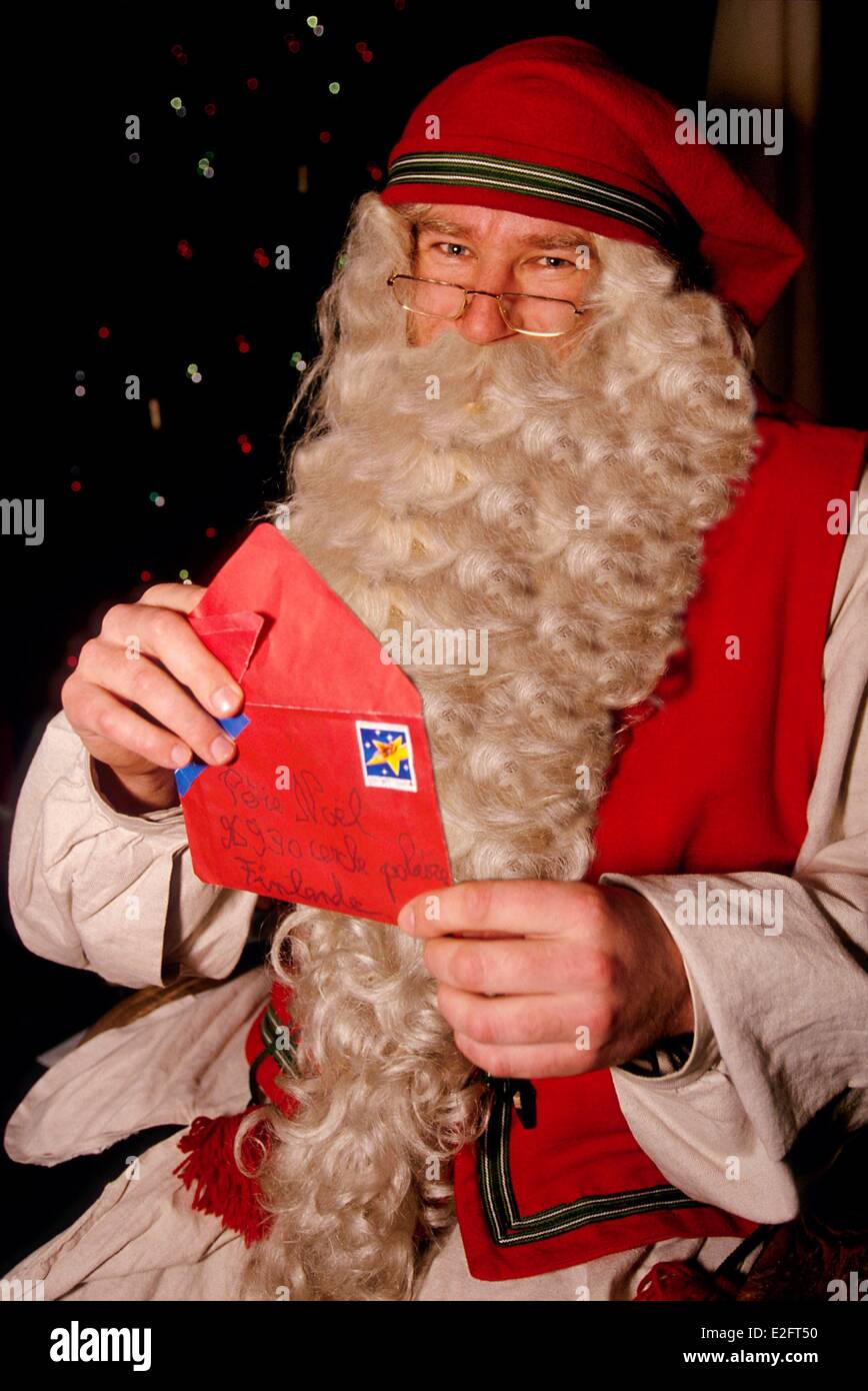 Finlande Laponie Rovaniemi Santa Claus' village du Père Noël, l'ouverture d'une enveloppe Banque D'Images