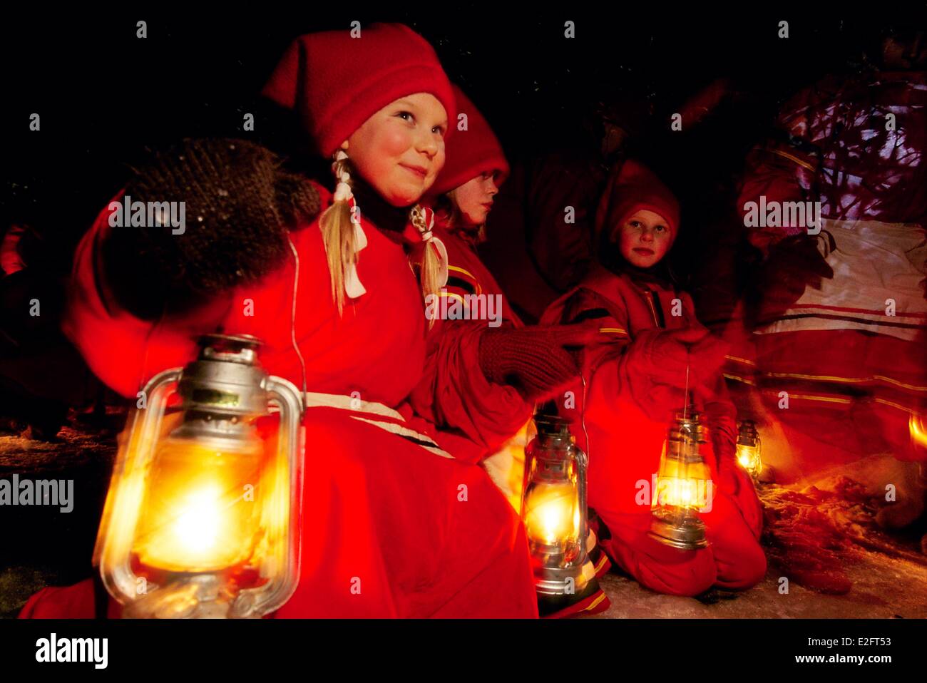 Finlande Laponie Rovaniemi Santa Claus Village' les elfes de la nuit avec une lanterne lumière Banque D'Images