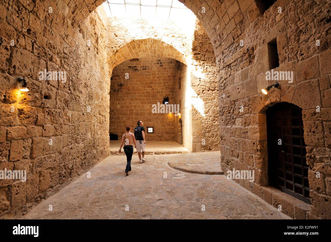 Chypre Paphos Paphos Paphos District Fort couple de derrière dans un couloir Banque D'Images